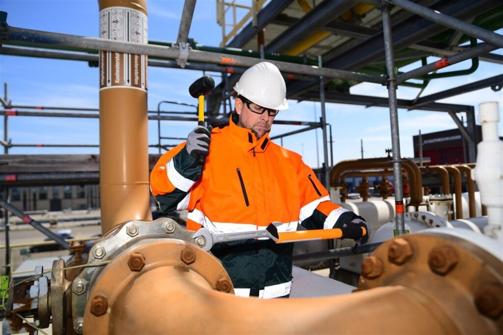 5 tips to prevent fall accidents · Tool lanyards and tethers